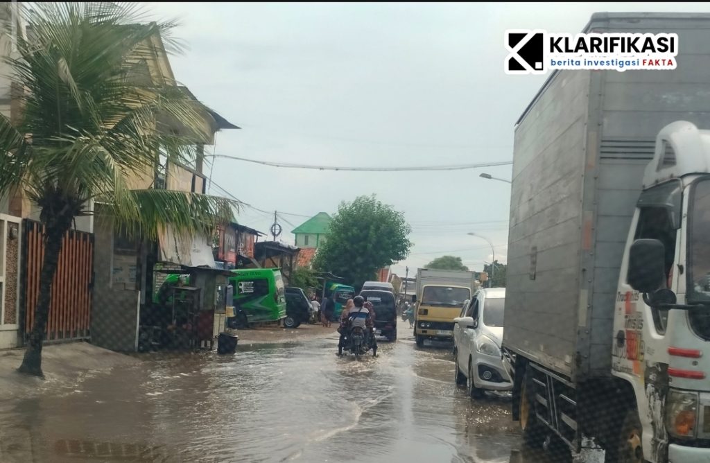 Jalan Raya Lintas Nasional di Desa Dharma Tanjung, Sampang Sering Tergenang Air, Pengguna Jalan Resah