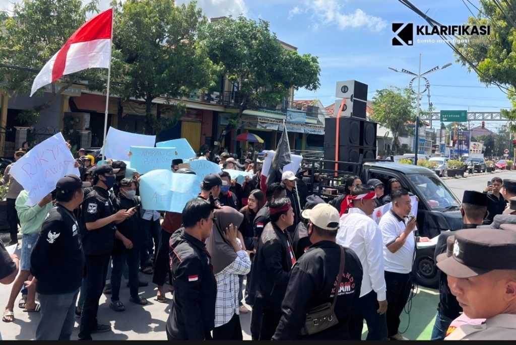 Desak Penundaan Eksekusi, Ratusan Massa Unjuk Rasa di Depan PN Sampang