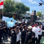 Desak Penundaan Eksekusi, Ratusan Massa Unjuk Rasa di Depan PN Sampang