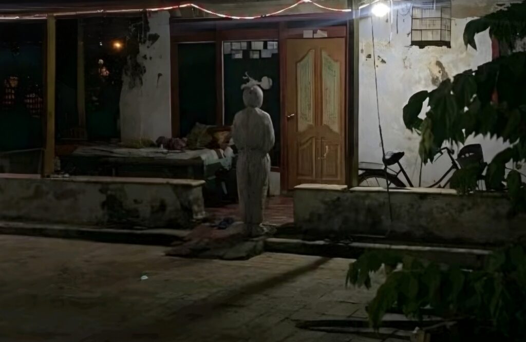 Pocong Bawa Celurit Berkeliaran di Pamekasan, Fakta atau Hoax? Polisi Klarifikasi Cepat