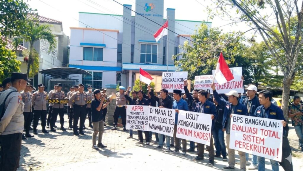 Massa Geruduk Kantor BPS Bangkalan, Sebut Ada 12 Korban Rekrutmen Gelap