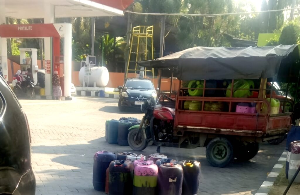 Puluhan Jerigen Besar Menumpuk di SPBU Sampang, Warga Curiga Ada Penimbunan BBM