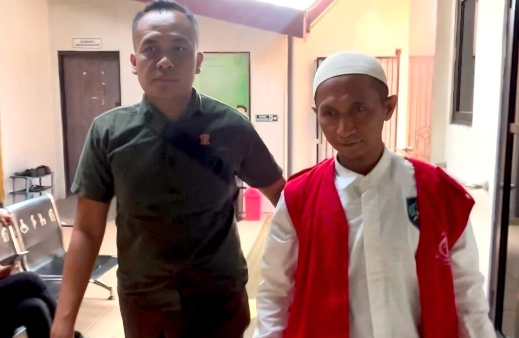 Lakukan Praktik Tidak Pantas di Tempat Ibadah : Rekam Korban di Lubang Lampu Kamar Mandi