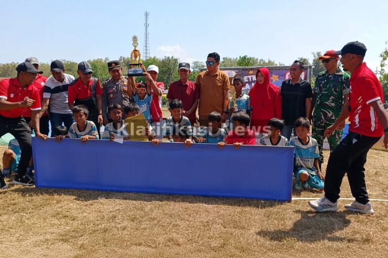 Owner Babur Rizki Serahkan Piala Utama MK3S SD Se-Campalong