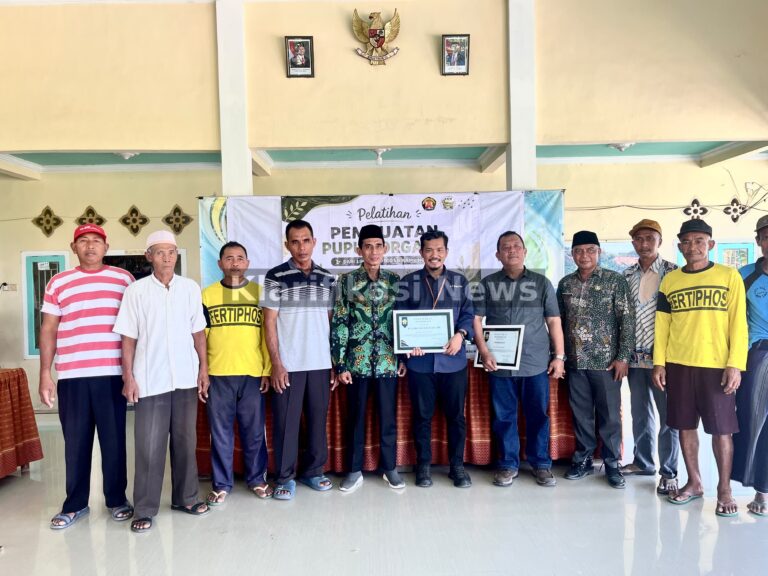 Tingkatkan Keterampilan Petani, KKN Universitas Madura Adakan Pelatihan Pupuk Organik di Prekbun