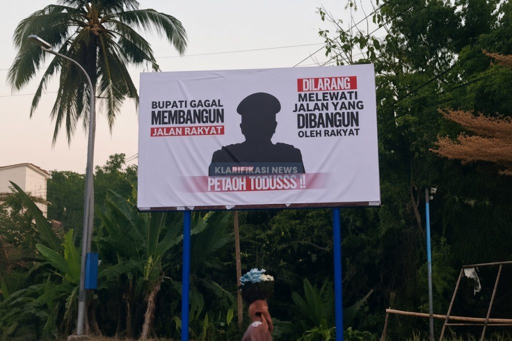 Baliho Viral “Bupati Gagal Bangun Jalan Rakyat” Menguat di Tengah Dugaan Pengaturan Proyek oleh Kerabat
