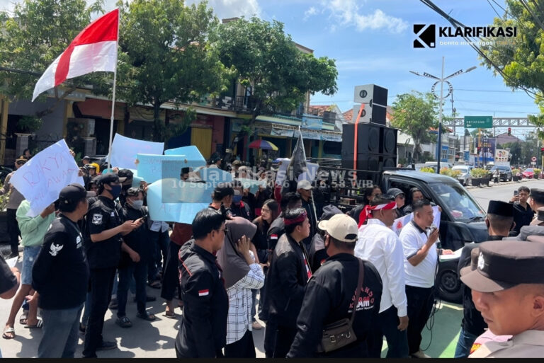 Desak Penundaan Eksekusi, Ratusan Massa Unjuk Rasa di Depan PN Sampang